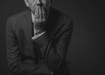 người đàn ông suy ngẫm