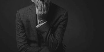 người đàn ông suy ngẫm